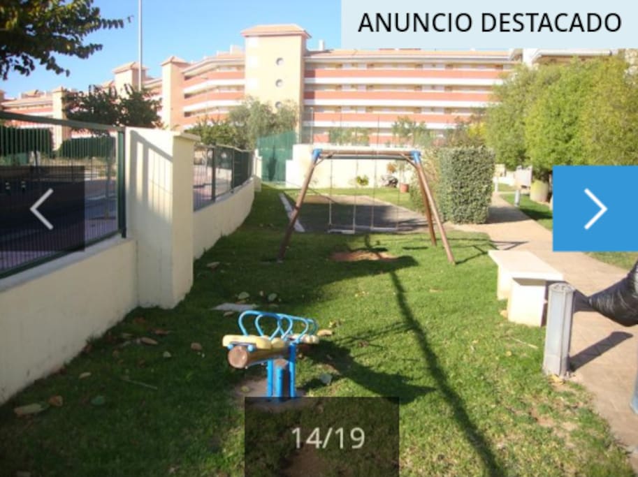 Jardín con columpios