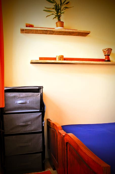 Quarto duplo com WC.
Double bedroom with toilet.