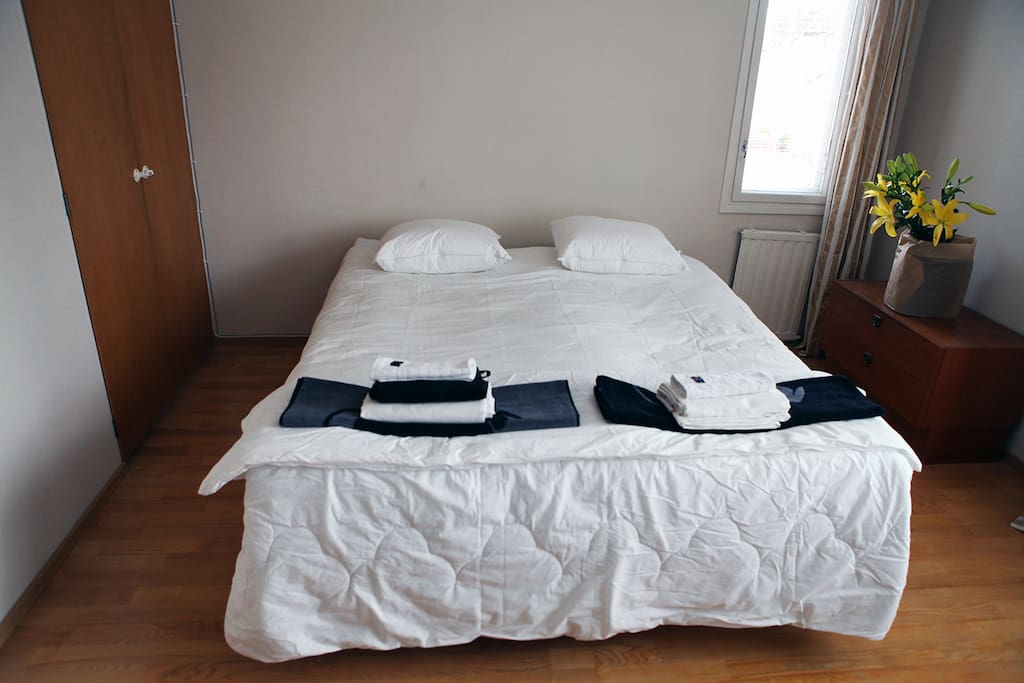 The double bed consists of two units. They can also be placed separately as two single beds.