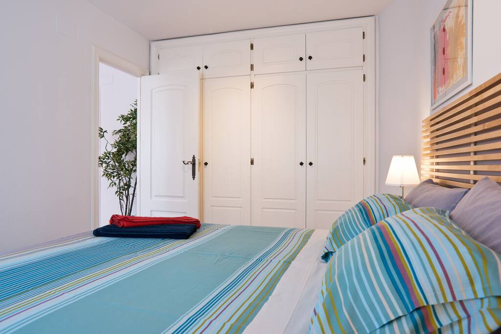 Habitación principal (opción cama doble) - Main bedroom (kingsized bed option)