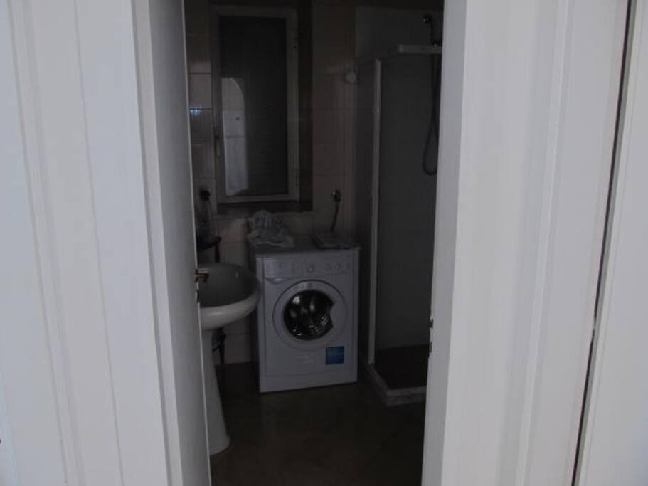 bagno con doccia e lavatrice