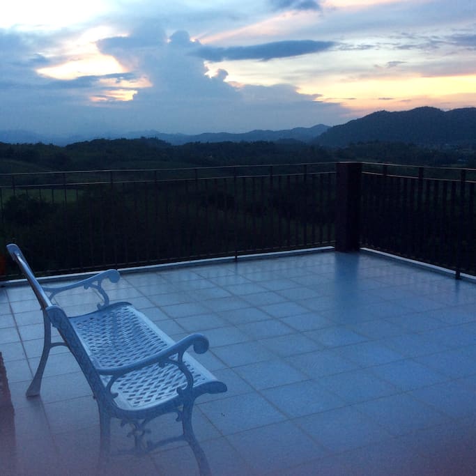 360 panoramic mountain views around the house. You will feel close to the nature. Large moon deck for BBQ party, enjoy mountain views and million of stars just right there. Mountain views
can be seen every floor of the house.