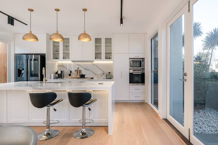 Luxury Modern 4BR/3.5B/Sauna/Gym/Courtyard/15m CBD gallery image 3