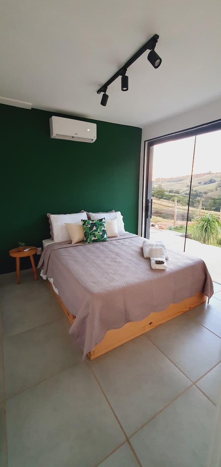 Our banana room. Delicious queen bed with 300 thread count sheets and 100%  cotton to relax. 