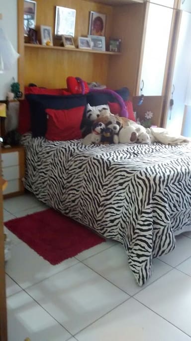 quarto com cama de casal e duas portas de armário