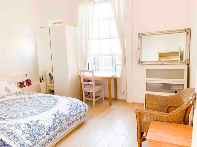 Private room in Pimlico, London