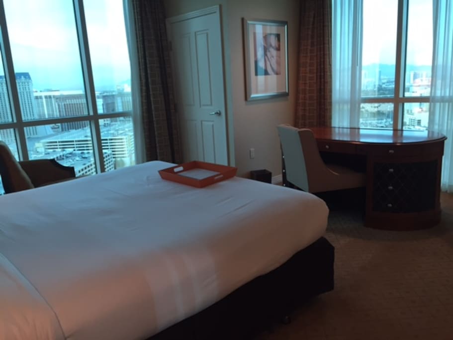 Corner unit extra window, see the Las Vegas strip from your bed and desk!