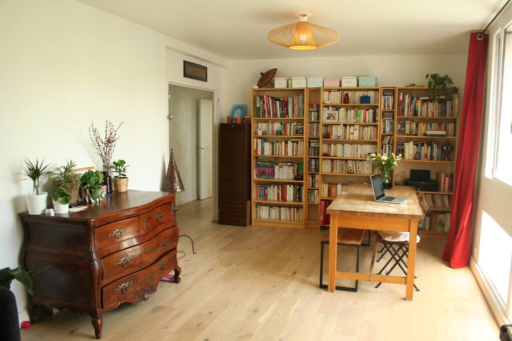 salon / salle à manger avec table pour 6 personnes
