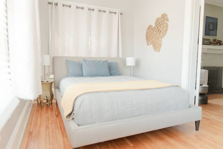 Cama tamaño queen con colchón de alta calidad.  Tanto las persianas como las cortinas oscuras permiten el sol del sur y el este durante el día y crean condiciones ideales para dormir por la noche.