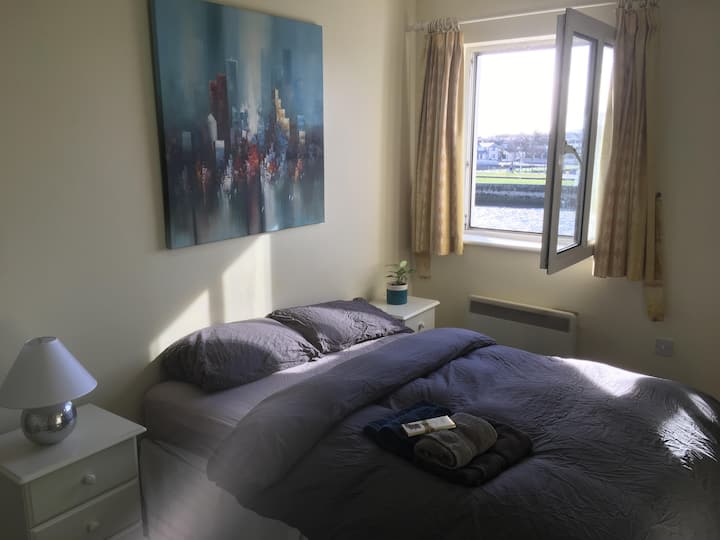 River View: Double Room@ Spanish Arch, City Centre - アイルランド ゴールウェー