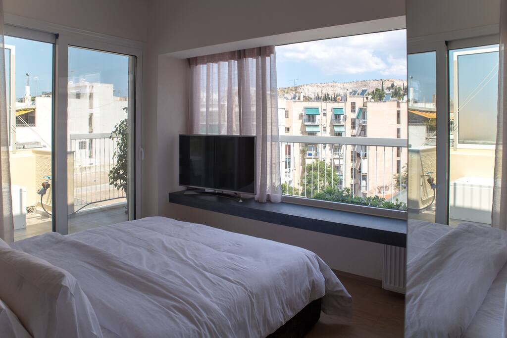 Master bedroom with queen size bed and its own private bathroom with cabin shower. You will love the big windows, the direct access to the balcony with the jacuzzi tab and everything about it