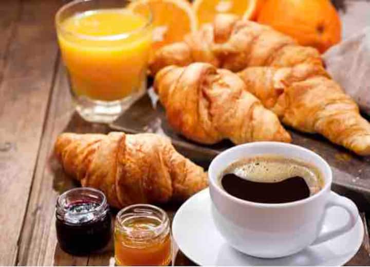 petit déjeuner comprend boissons chaudes , viennoiseries , pain , confitures , miel, salade de fruits frais, jus d orange .