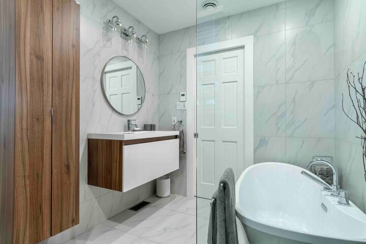 Superbe maison, terrain intime, spa et billard! gallery image 5