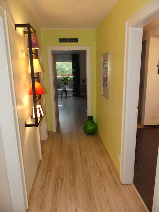 Der Flur. Links geht es ins Schlafzimmer, rechts in die Küche, geradeaus ins Ess- und Wohnzimmer. Am Ende ist der Balkon!