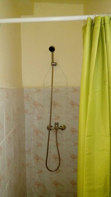 baño con ducha y calefont para agua caliente