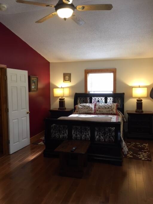 Bedroom 1 (Queen)