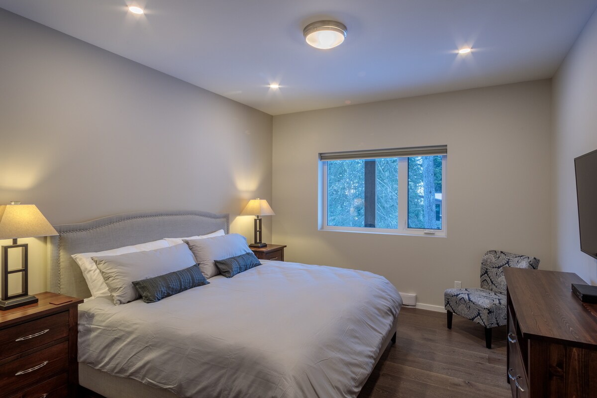 חדר שינה ראשי שני עם חדר ארונות, חדר רחצה צמוד, טלוויזיה בלווין, נגן Blu - Ray ונופים נהדרים.