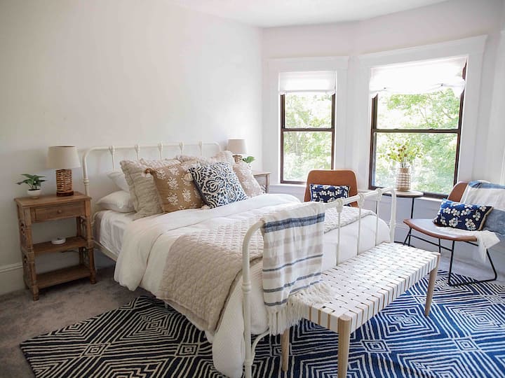 Chumba cha kulala cha mbele chenye mwangaza kwenye ghorofa ya 2 na kitanda cha malkia na kabati la nguo. 