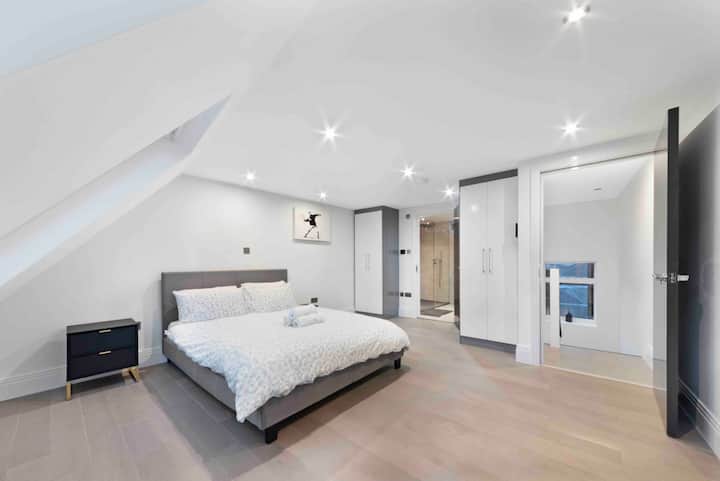 Голяма луксозна двойна спалня. 