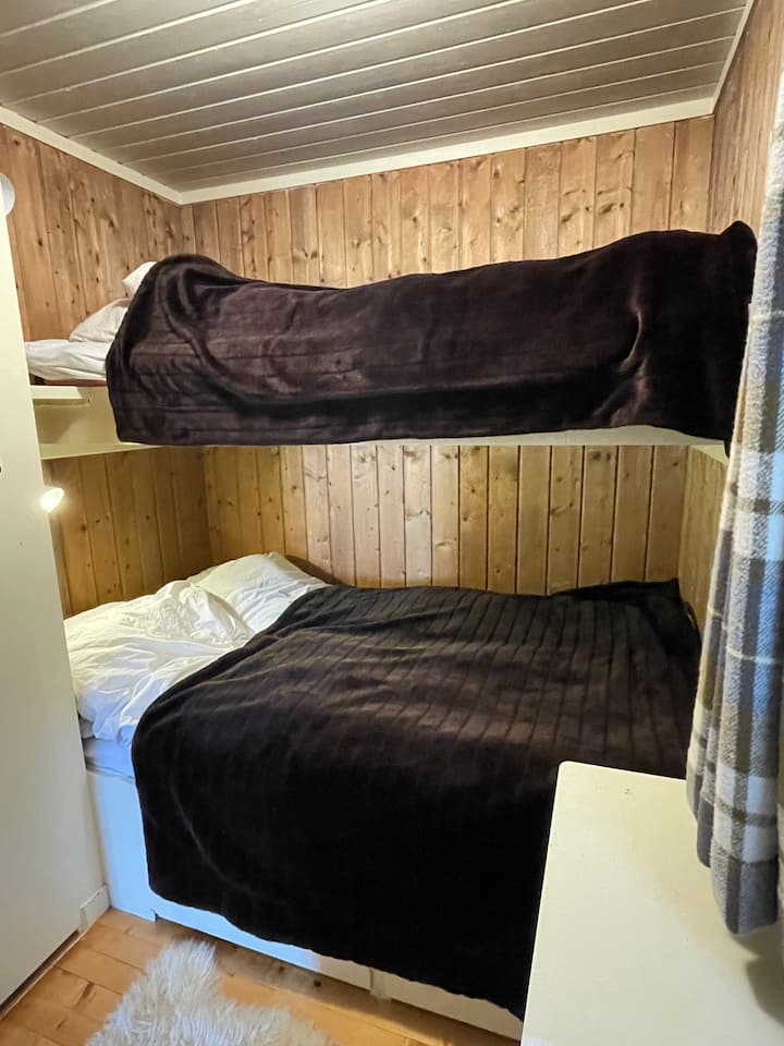 חדר שינה 2/4 120 ס"מ מיטה ומיטת קומתיים. מקום ל -2 -3 אנשים