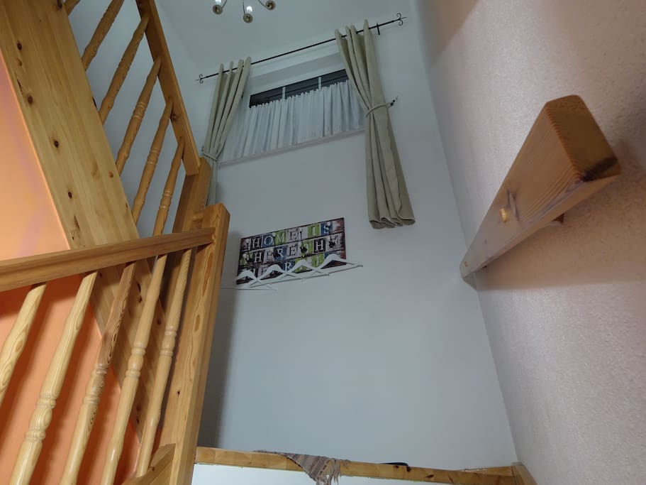 Treppenaufgang zur Dachgeschosswohnung, Halbstock mit Garderobe