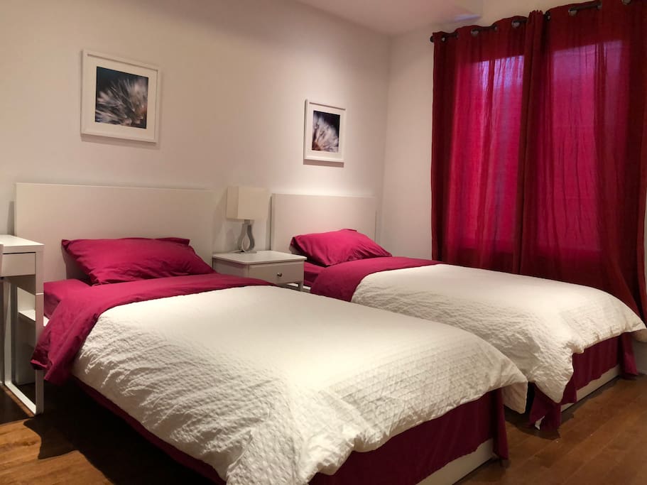 Bedroom2 with two twin size beds on 2nd floor
客房2 带二张单人床