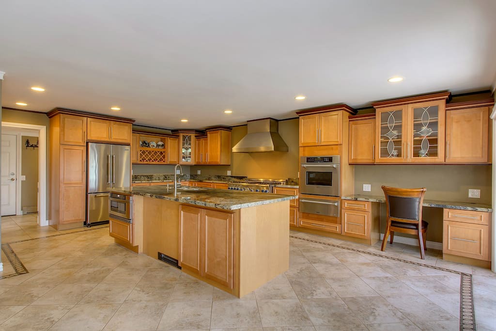 Updated kitchen. 3 ovens, 6 range burner, microwave, warming drawer.
