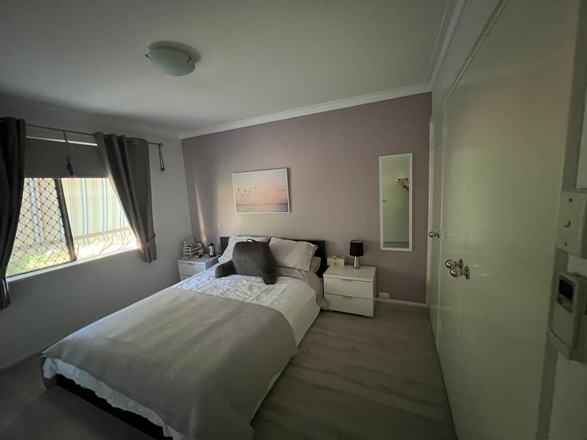 חדר שינה ראשי. מיטת קווין עם טלוויזיה.