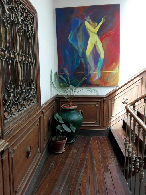 Descansillo de las escaleras de la entrada. Cuadro de Maika Novoa.
