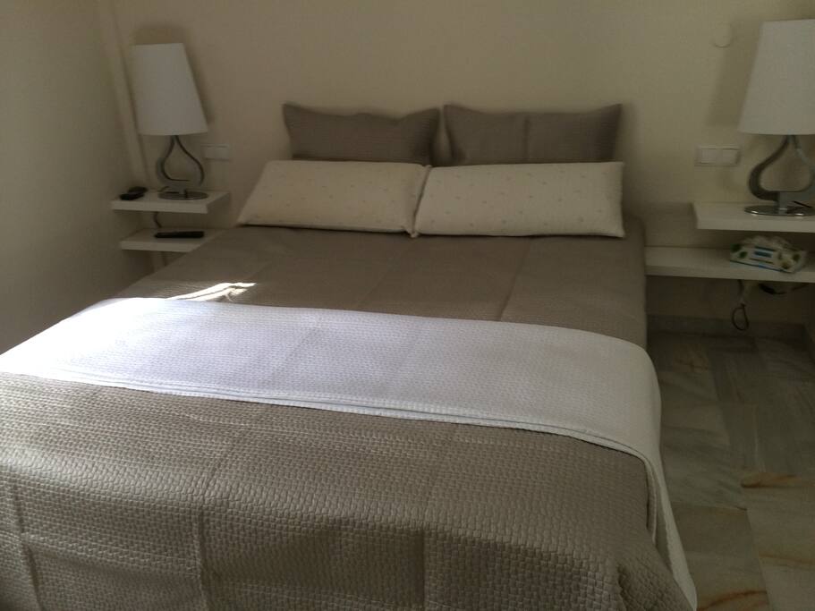 Im Schlafzimmer gibt es einen moderen Flachbildschirm und genügend Stauraum