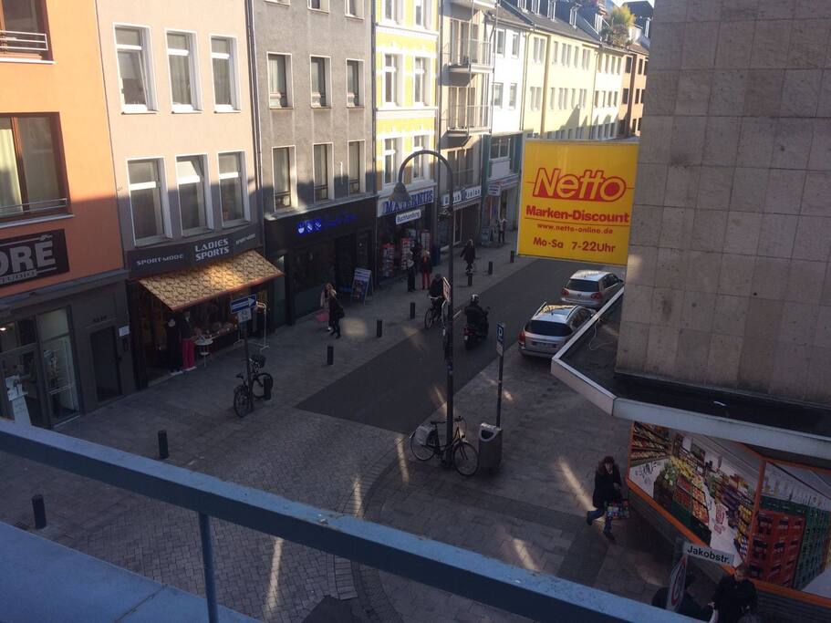 Blick aus dem Fenster, auf die (Geschäfts-) Strasse
