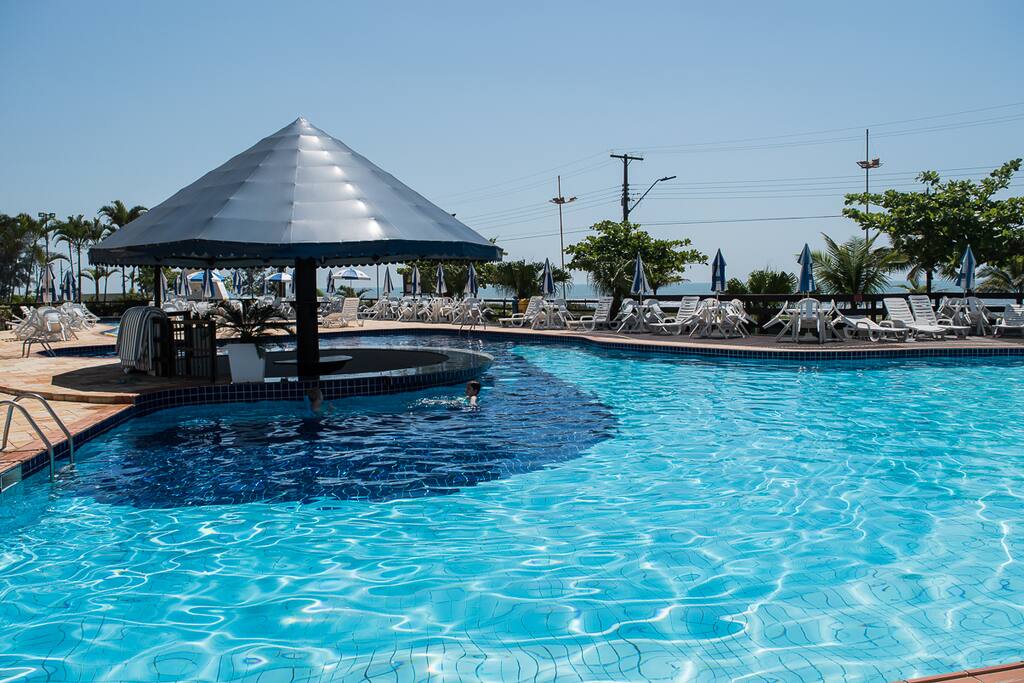 A piscina é como se fosse de um resort
