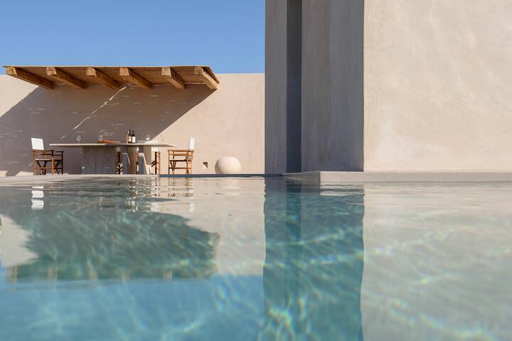 Thera Queen gallery image 4