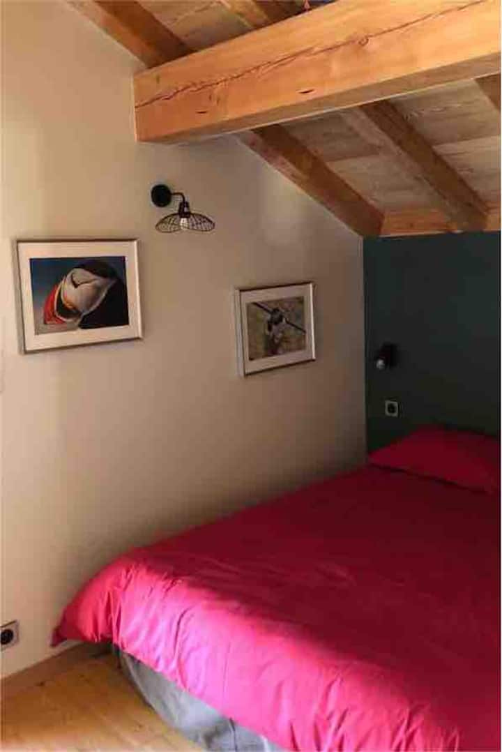 Espacio Mezzanine con cama doble y sofá