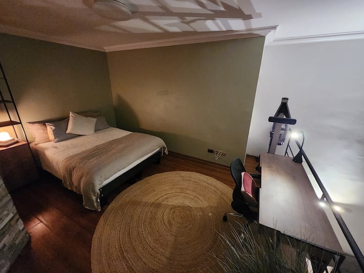 Საძინებელი 2-ადგილიანი საწოლითა და სასწავლო ოთახით, ასევე, აქვს წონები და საპსერფინგი სავარჯიშოდ.