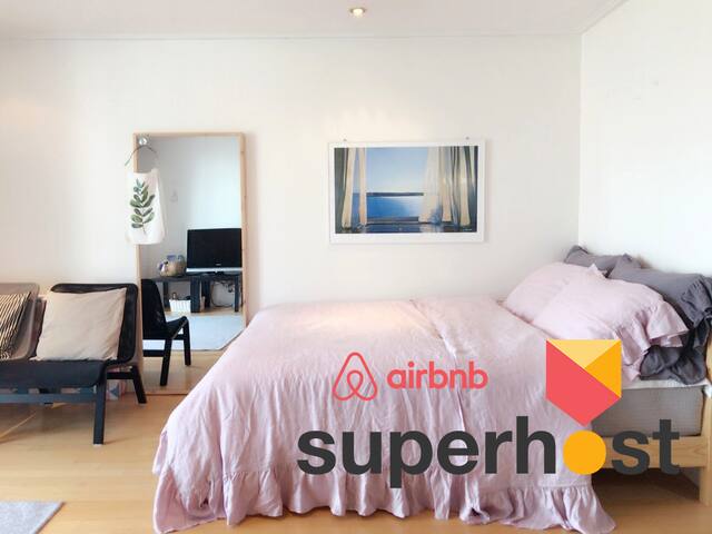 Best Airbnb with 278 reviews, 1 min to metro!