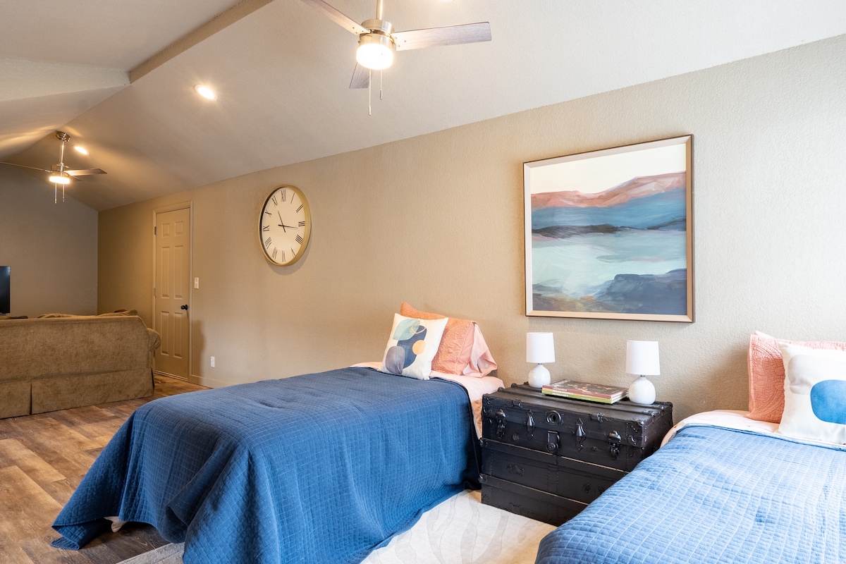 Treća spavaća soba na katu je veliko potkrovlje s televizorom