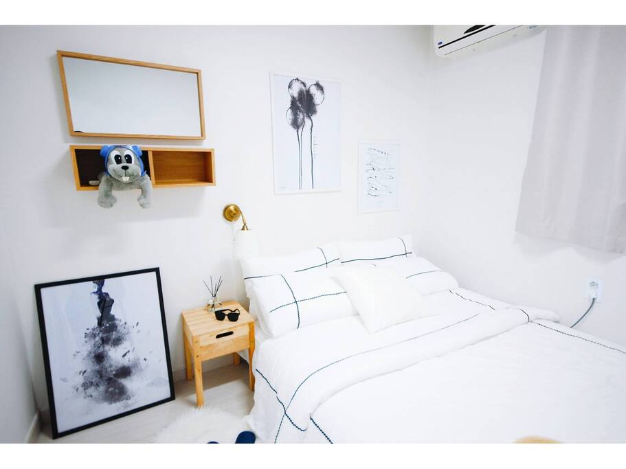 Room1 : Queen bed and can fit one more single bed with Aircon