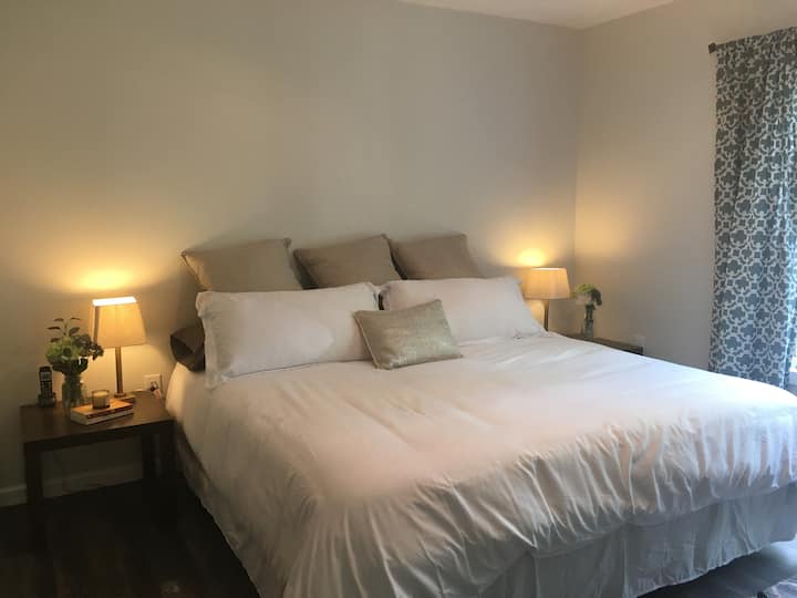 Dormitorio tamaño king con baño privado, Jack y baño Jill