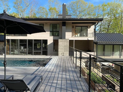 *Large Pool* Garrison Ultra Modern 5B hottub sauna