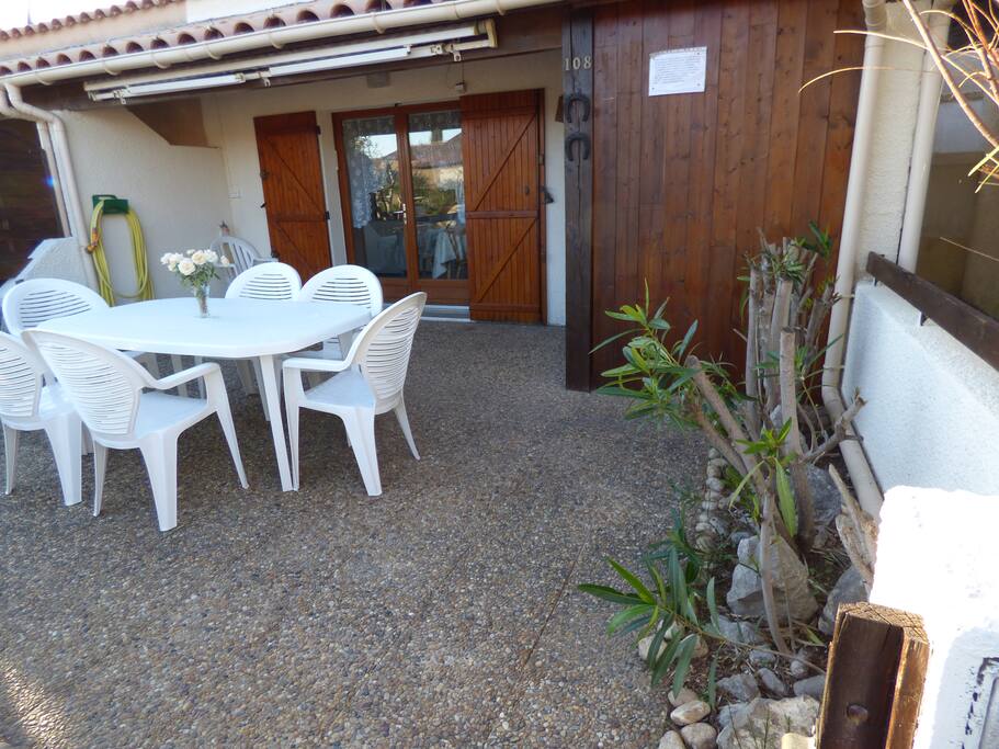 terrasse et porte d'entrée
