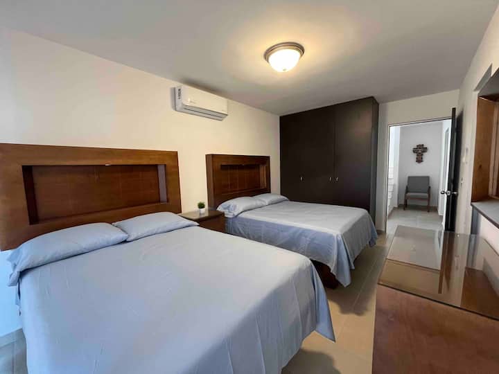 Recámara 2:  cuenta con 2 camas matrimoniales, cabeceras con luz independiente, mesita de noche, aire acondicionado, ventanal con mosquitero y acceso al balcón
Persianas de privacidad y blackout
Tocador con espejo
Closet con cajones y ganchos