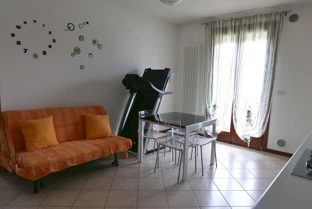 Soggiorno/cucina con tavolo, 4 sedie e divano letto matrimoniale