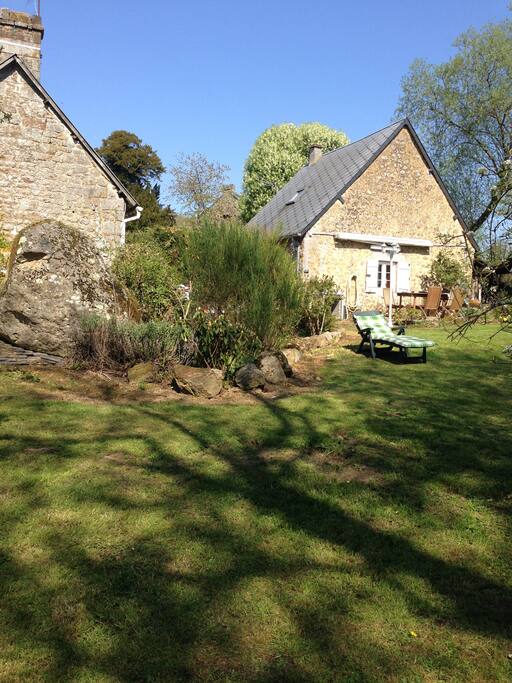 Bas du jardin avec vue des 2 maisonnettes
