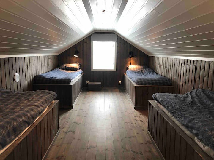 Покривът е приблизително 190 см от пода в средата на стаята. 4 легла в тази стая (75*200 см), която е на тавана.