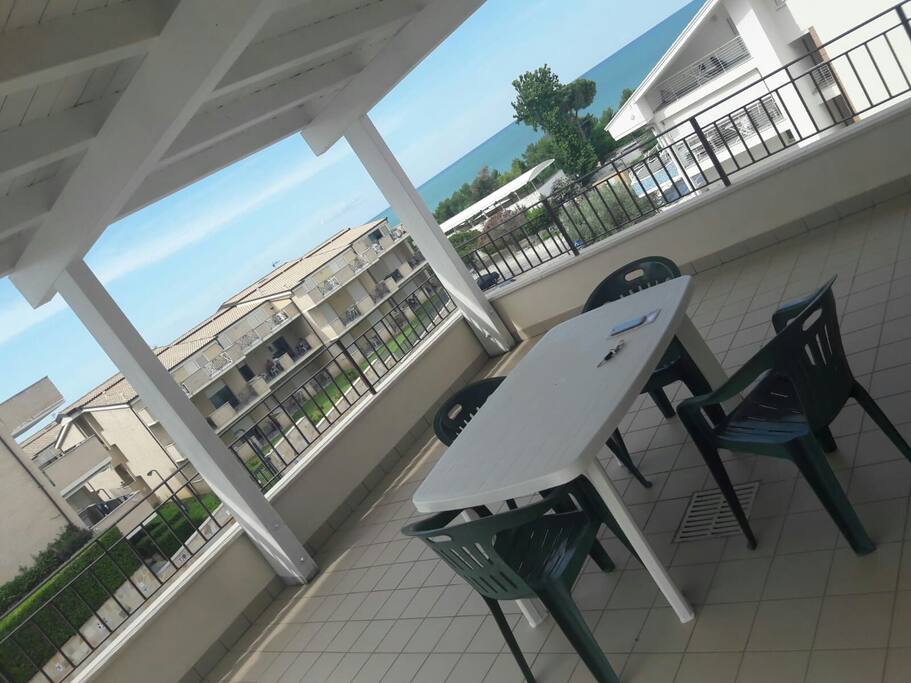 Ampia terrazza con vista mare