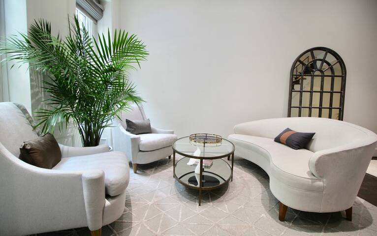 Private, Beautiful Upper Eastside Townhome gallery image 2