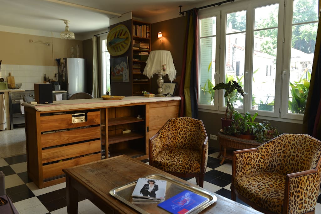 Vue d'ensemble salon, salle à manger