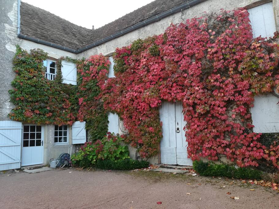 Accès du gîte dans l'aile droite en automne
