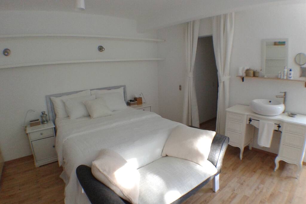 Queen bed.